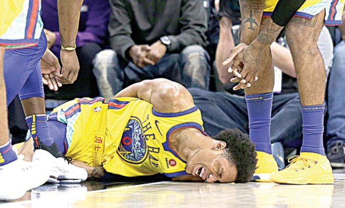 Patrick McCaw leaves game after taking hard fall
