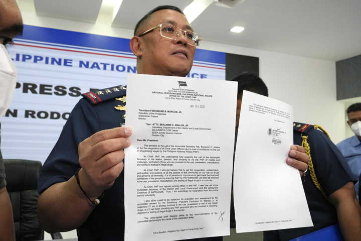 PNP top brass heeds DILG chief’s call, submits ‘courtesy resignations ...