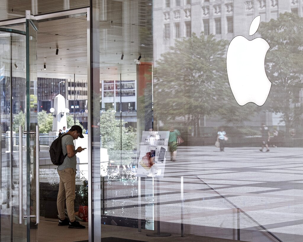 Apple, yaklaşık 4 yıl içinde ilk üç aylık satış düşüşü yaşıyor